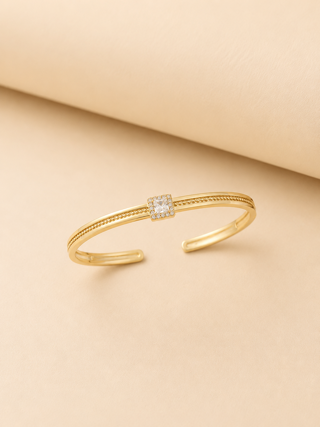 Ivora Solitaire Gold Cuff